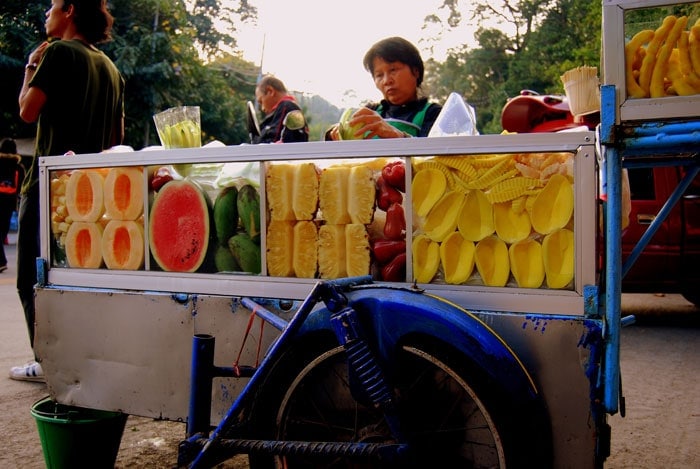 Viajar barato: Puesto de frutas en Tailandia