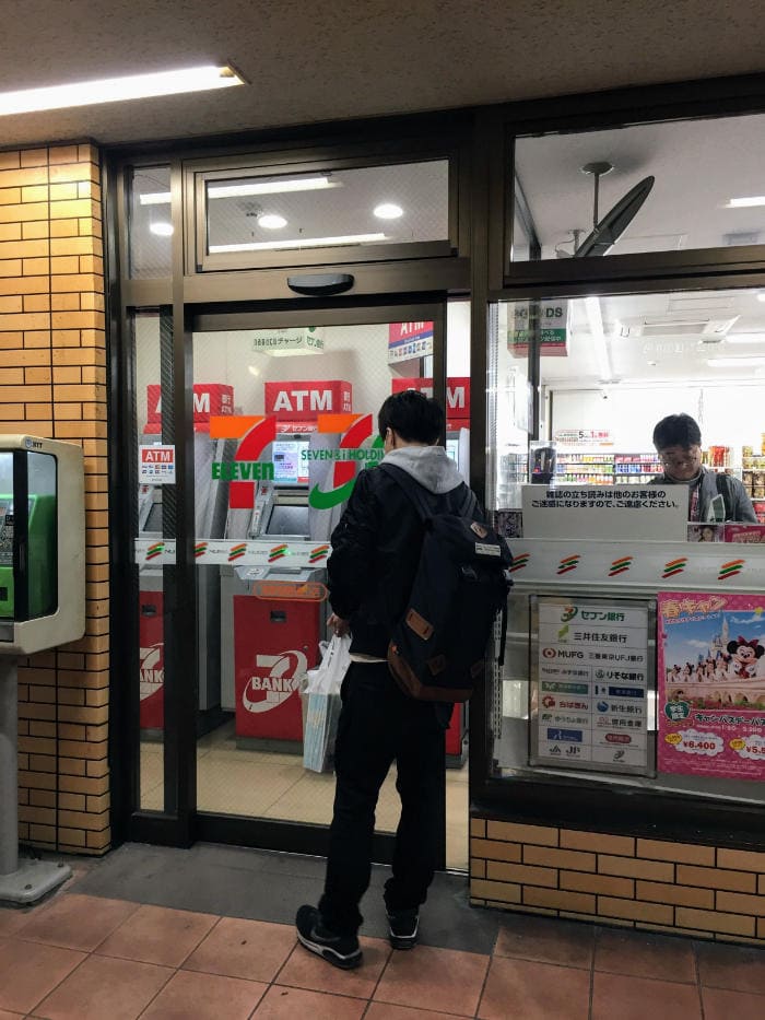 Cómo sacar dinero en efectivo en Japón ¿Puedes utilizar tu tarjeta de crédito VISA o MASTERCARD?
