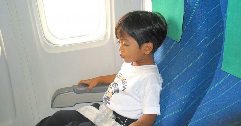 asiento para niños en el avión